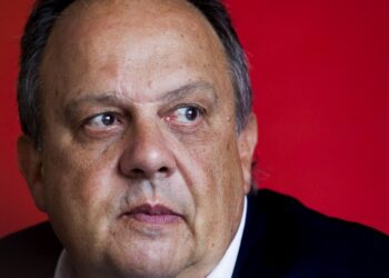 João Soares demite-se do cargo de ministro da Cultura