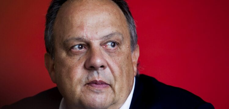 João Soares demite-se do cargo de ministro da Cultura