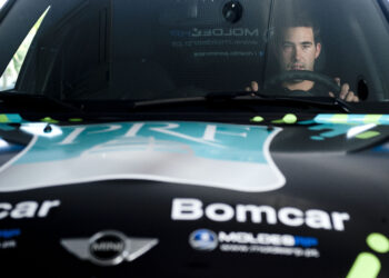 Ricardo Porém compete no Qatar ao volante de um Mini oficial