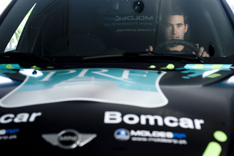Ricardo Porém compete no Qatar ao volante de um Mini oficial