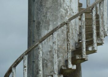 Subir às torres do Pinhal do Rei para avistar o invisível