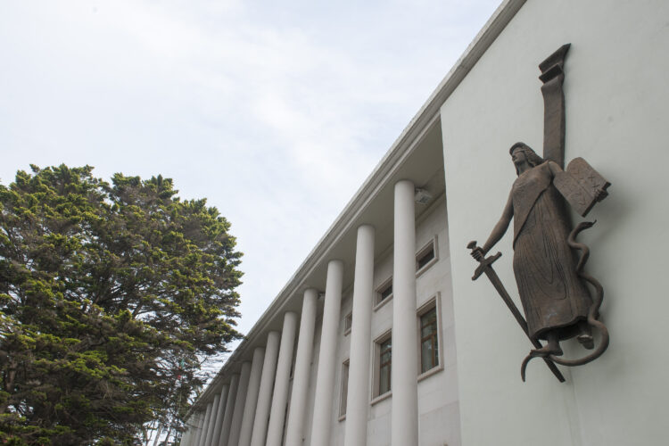 Testemunhos de polícias agredidos contribuem para absolvição de arguido em tribunal