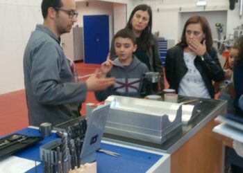Alunos transformam computador em refrigerador