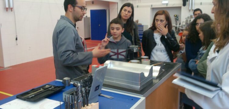 Alunos transformam computador em refrigerador