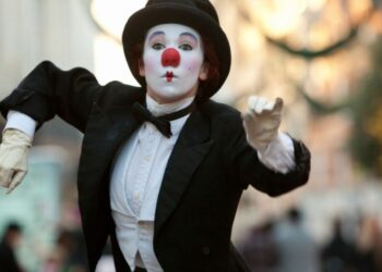 Artistas de rua invadem a vila medieval no Buskers Festival