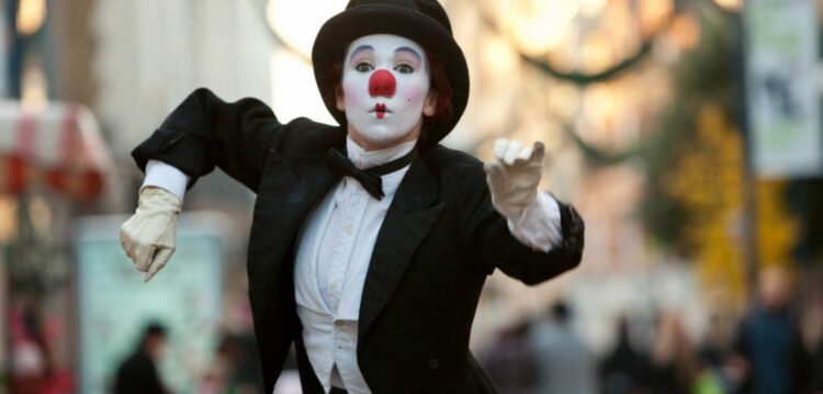 Artistas de rua invadem a vila medieval no Buskers Festival