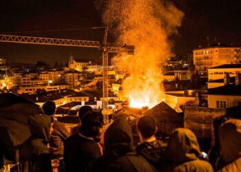 Bombeiros já dominaram incêndio no centro histórico de Leiria