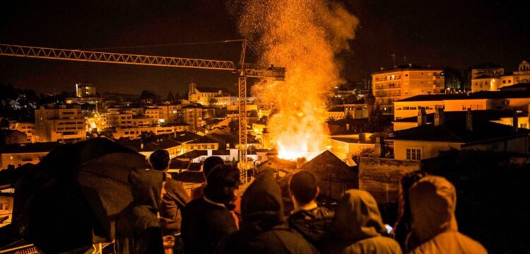 Bombeiros já dominaram incêndio no centro histórico de Leiria