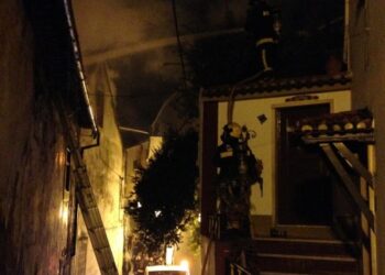 Incêndio em prédio desabitado no centro histórico de Leiria (actualizado)