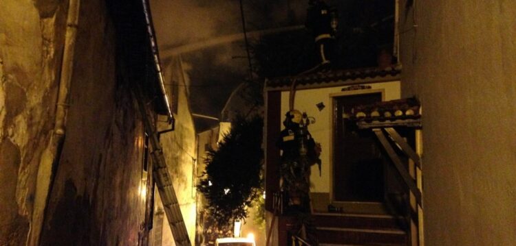 Incêndio em prédio desabitado no centro histórico de Leiria (actualizado)