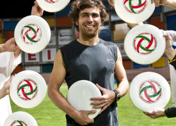 José Amoroso lança livro sobre o ‘frisbee’ e a escola