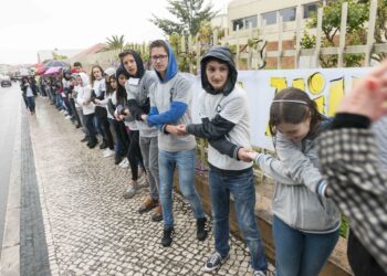 Milhares deram as mãos num abraço em defesa dos colégios