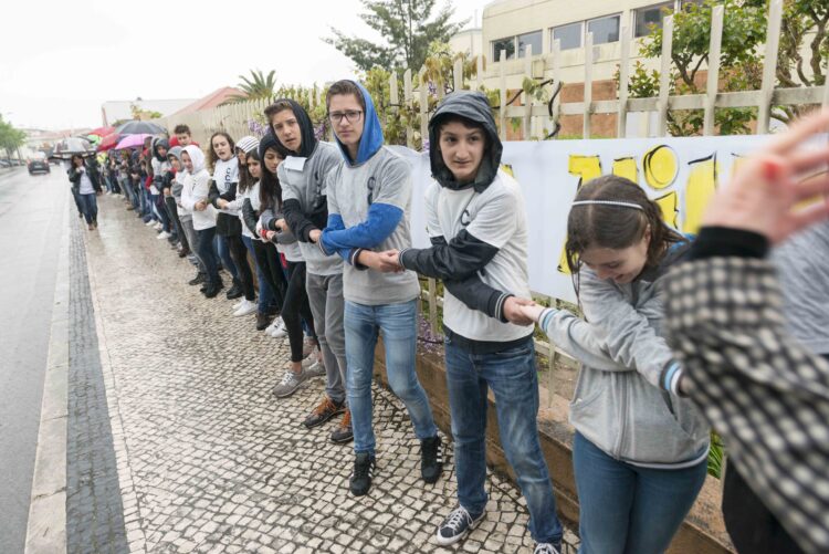 Milhares deram as mãos num abraço em defesa dos colégios