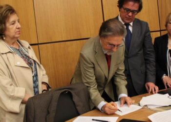 Professor António Baptista oferece espólio à biblioteca