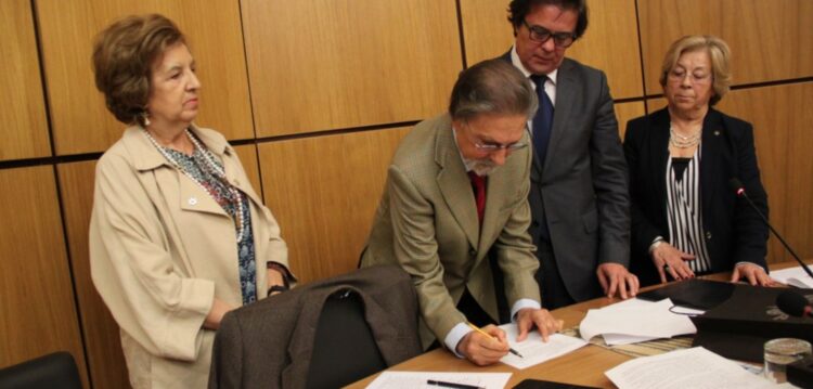 Professor António Baptista oferece espólio à biblioteca