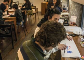 Riscos, rabiscos, desenhos e uma bebida para acompanhar
