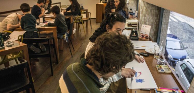 Riscos, rabiscos, desenhos e uma bebida para acompanhar
