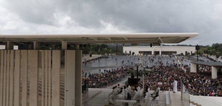 Santuário de Fátima com novo altar