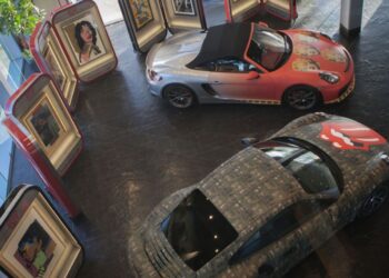 Centro Porsche Leiria mostra obras de Warhol