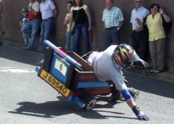 Escuteiros promovem corrida de carros de madeira