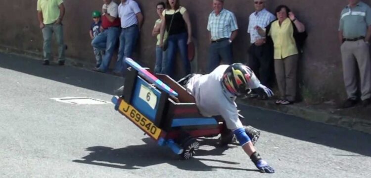 Escuteiros promovem corrida de carros de madeira