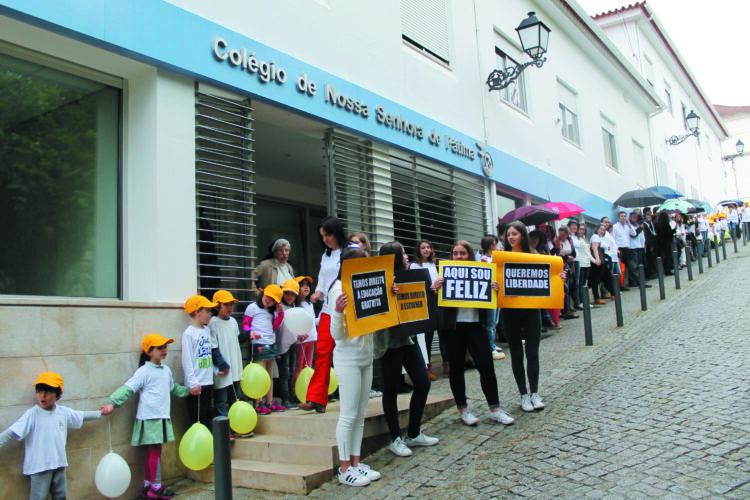 Pais alteram moradas para tentar manter filhos nos colégios