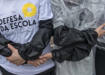Colégio acusa escola pública de influenciar matrículas