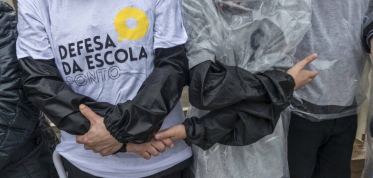 Colégio acusa escola pública de influenciar matrículas