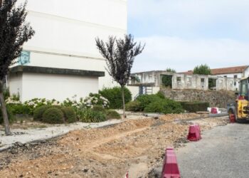 Obras nos Capuchos roubam espaço usado para estacionamento