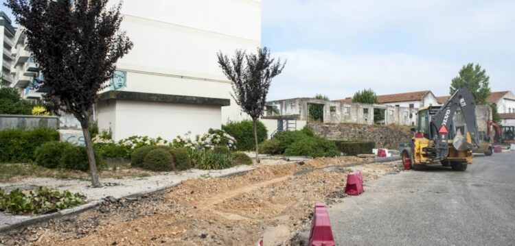 Obras nos Capuchos roubam espaço usado para estacionamento