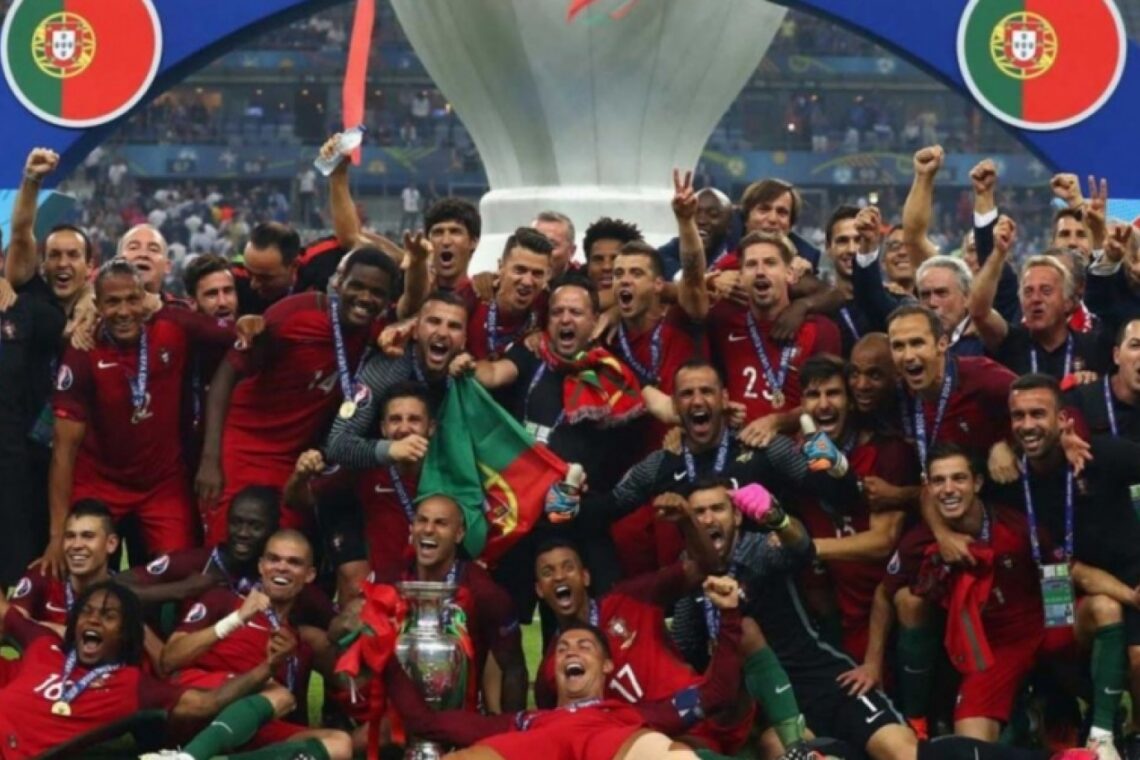 Um francês, um inglês e um português estão a ver futebol
