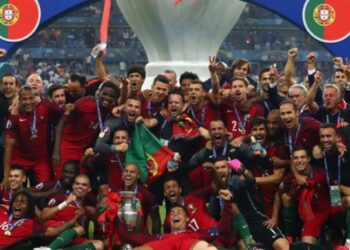 Um francês, um inglês e um português estão a ver futebol