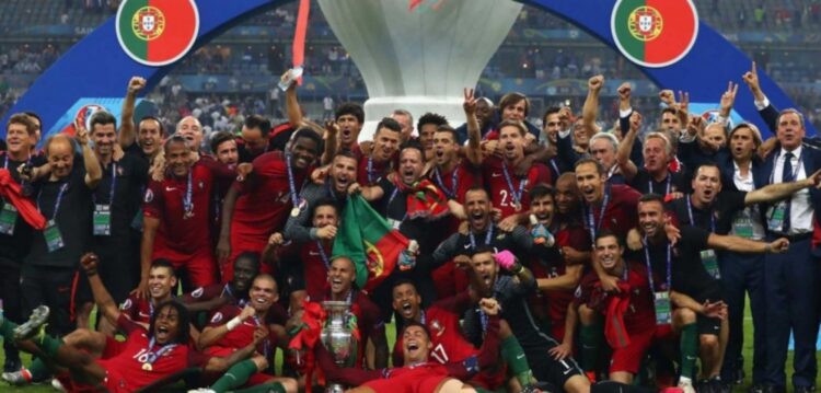 Um francês, um inglês e um português estão a ver futebol