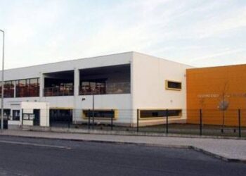 Câmara de Alcobaça extingue empresa municipal e assume centros escolares penhorados