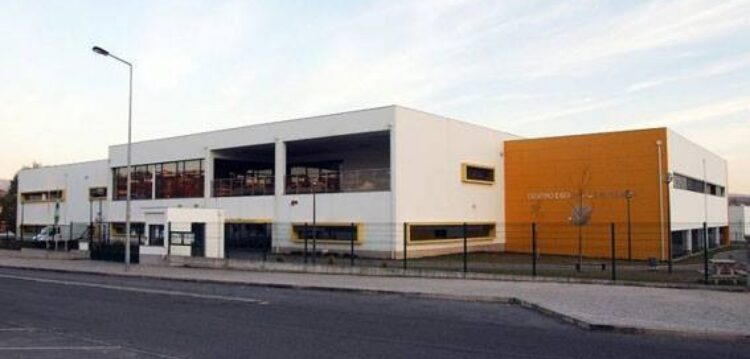 Câmara de Alcobaça extingue empresa municipal e assume centros escolares penhorados