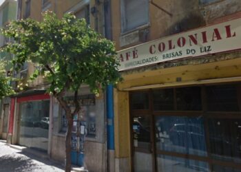 Edifício do antigo café Colonial reabilitado para habitação e lojas