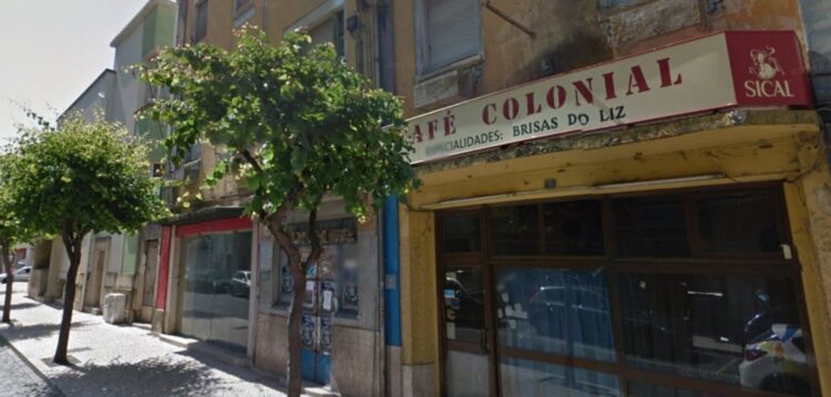 Edifício do antigo café Colonial reabilitado para habitação e lojas