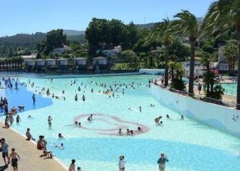 Incêndio em Castanheira de Pera obriga a evacuar Praia das Rocas  (Em actualização)