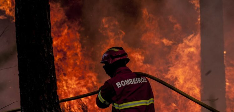 Incêndios em Porto de Mós e Castanheira de Pera em fase resolução