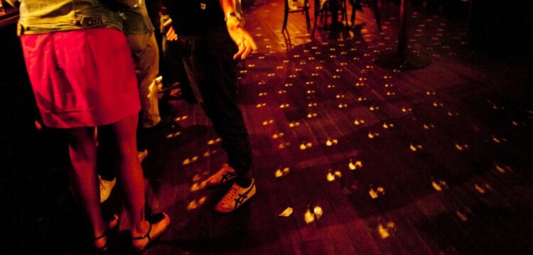Bares e discotecas sofrem com concorrência das festas da aldeia