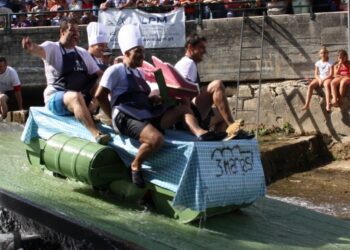 ‘Carnaval flutuante’ volta a descer rio Lis