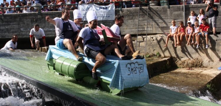 ‘Carnaval flutuante’ volta a descer rio Lis