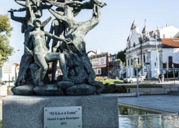Foi você quem pediu uma estátua?