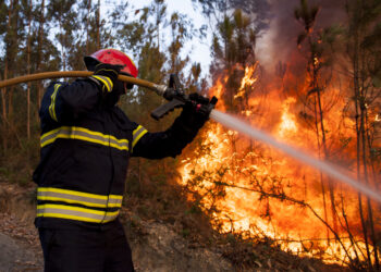Incêndio da Caranguejeira mantém três frentes activas e bombeiros em alerta