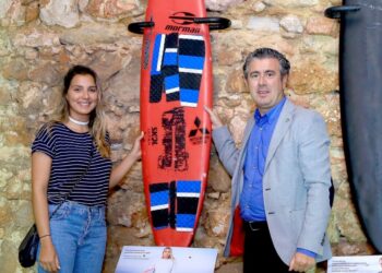 Pranchas de Maya Gabeira e Garrett McNamara expostas na surfer wall