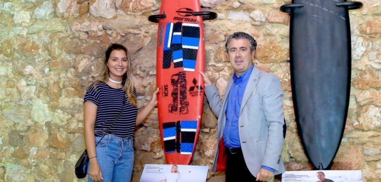 Pranchas de Maya Gabeira e Garrett McNamara expostas na surfer wall