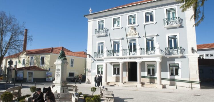 Ajustes directos levantam suspeitas na Câmara da Marinha