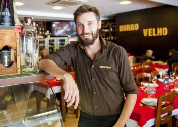 Burro Velho não aprende línguas, mas mata a fome a quem aparecer