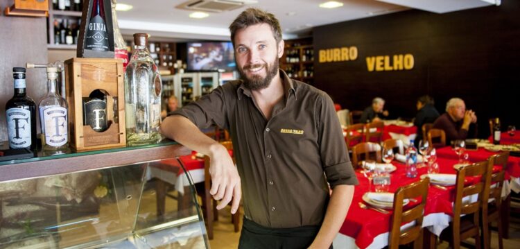 Burro Velho não aprende línguas, mas mata a fome a quem aparecer