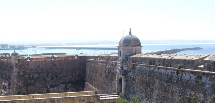 Emoção e lágrimas de ex-presos políticos contra concessão da Fortaleza de Peniche a privados